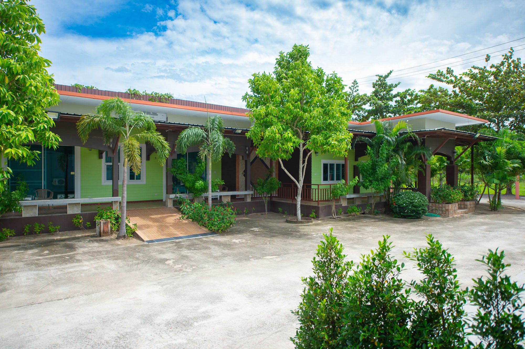 Superior Green Garden